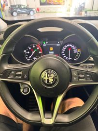 Alfa-Romeo Stelvio - 12