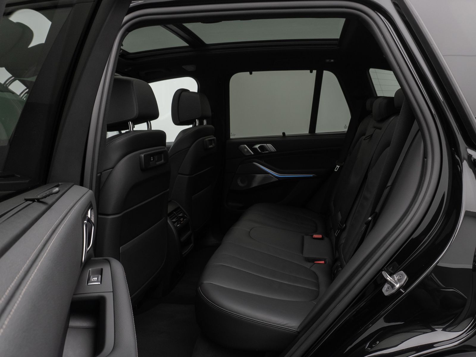 Fahrzeugabbildung BMW X5 xD45e M Sport Panorama Laser 360°HUD DAB B&W