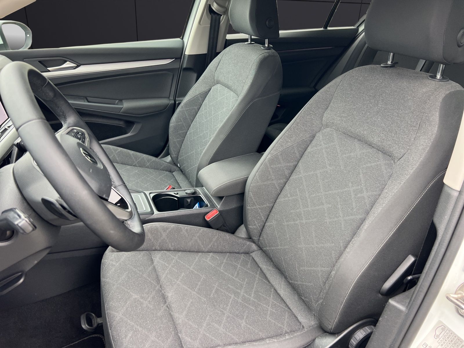 Fahrzeugabbildung Volkswagen Golf VIII Business TDI DSG LED ACC SHZ PDC Navi