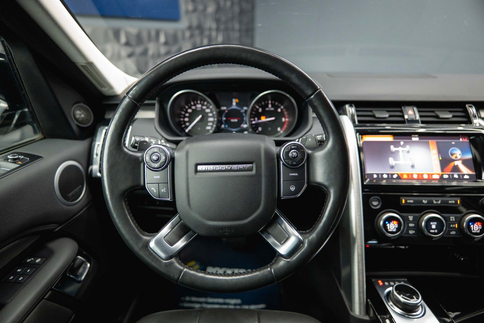 Fahrzeugabbildung Land Rover Discovery 5 2.0 TD SD4 HSE BLACK 4x4 *AHK*LED*