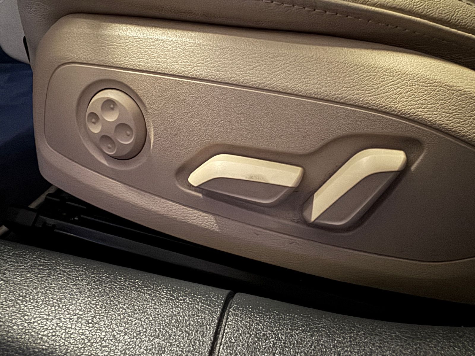 Fahrzeugabbildung Audi A4 Avant DESIGN S-TRONIC PANO STHD AHK LEDER