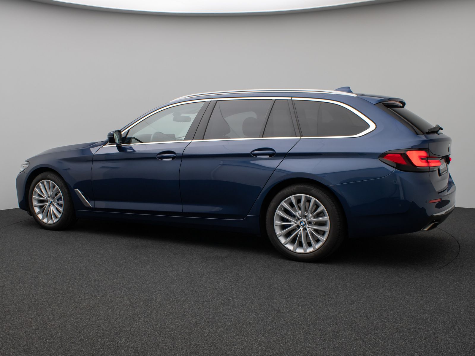 Fahrzeugabbildung BMW 530d Luxury Line Panorama Kamera HUD DAB Sport