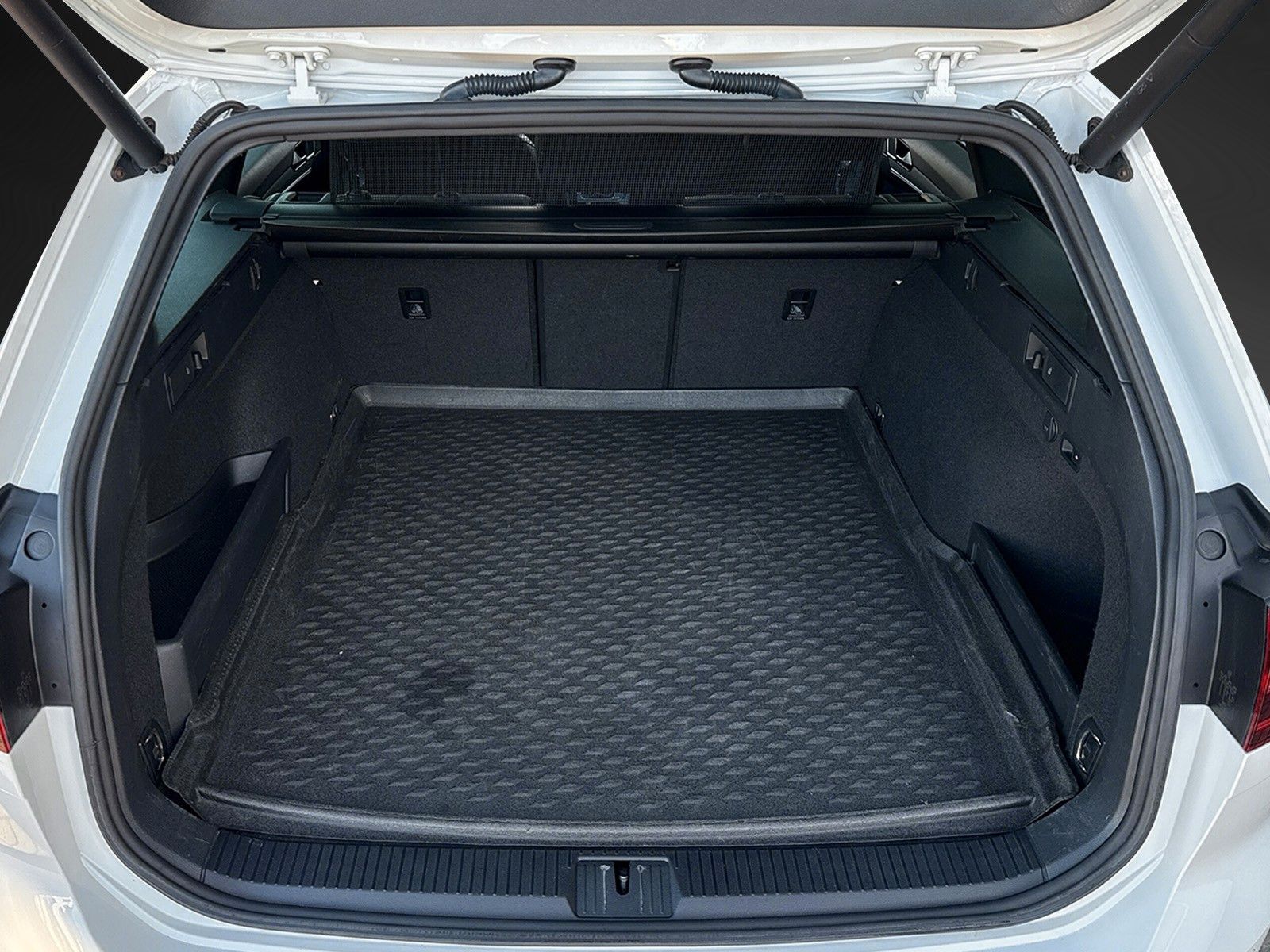 Fahrzeugabbildung Volkswagen Passat Variant R-Line *Standheizung*Pano*AHK*ACC