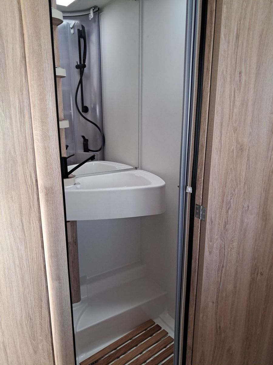 Fahrzeugabbildung Eura Mobil Profila RS PRS 695 EB Automatik + Mondial Paket