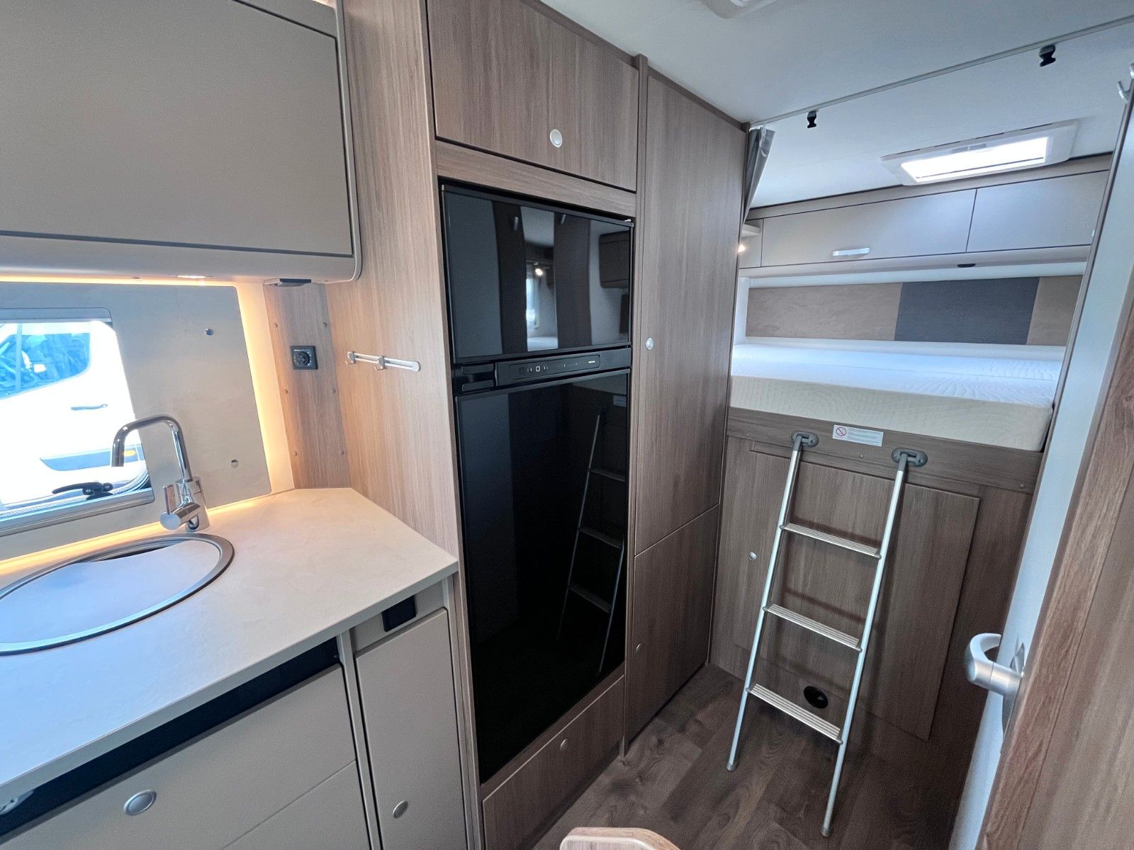 Fahrzeugabbildung Carado A-464 pro 2025 -Markise, Fahrradträger-