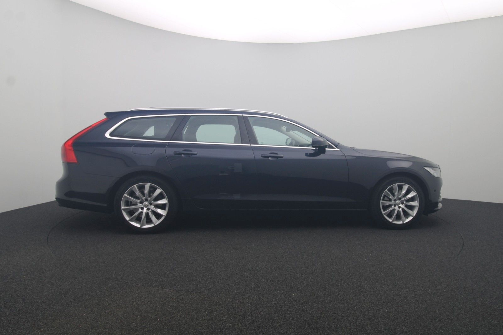 Fahrzeugabbildung Volvo V90 D4 2.0 Kombi Momentum ACC  LED KAMERA