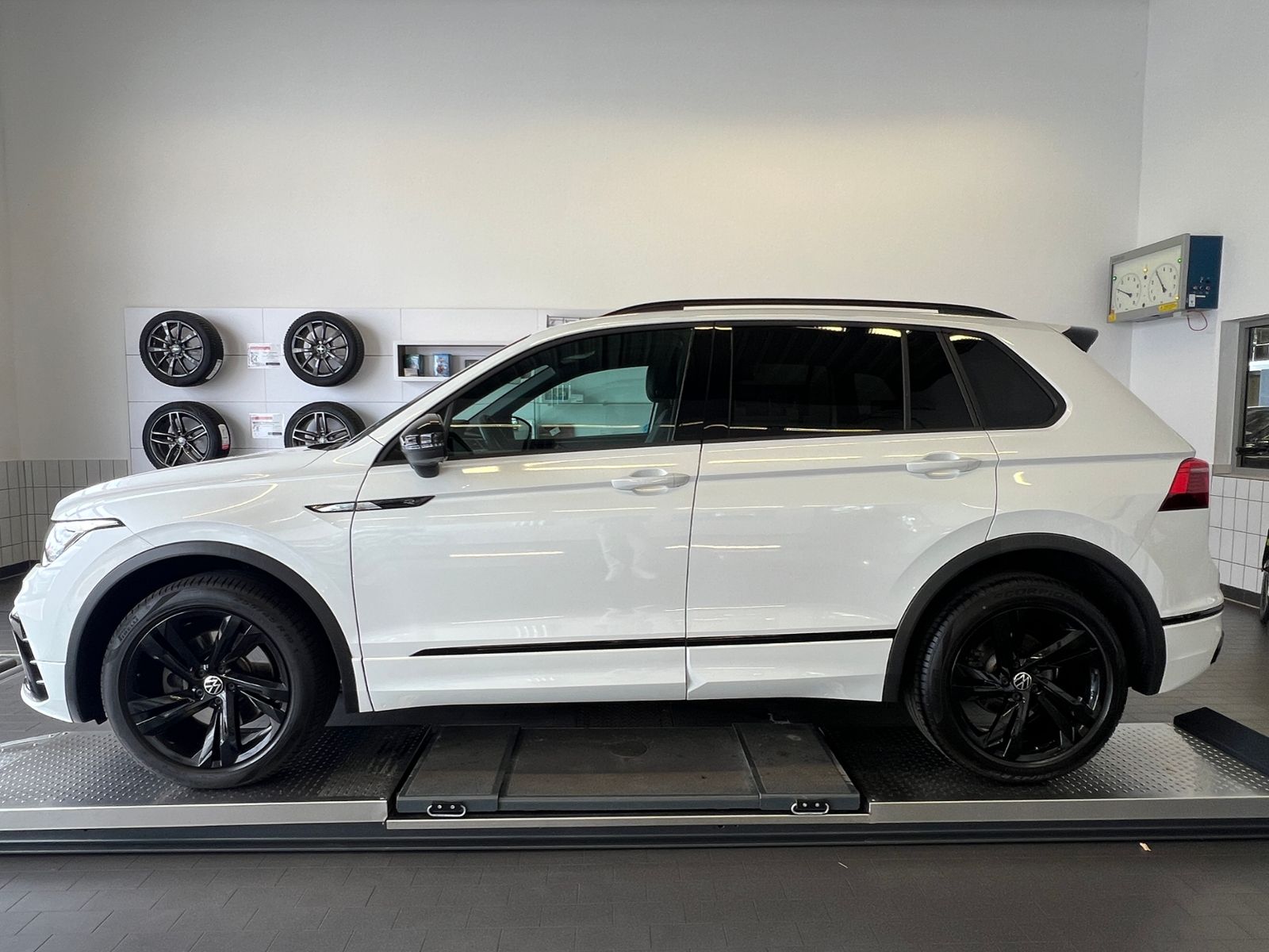 Fahrzeugabbildung Volkswagen Tiguan R-Line 2.0 TDI DSG 4Motion *Matrix-LED, P