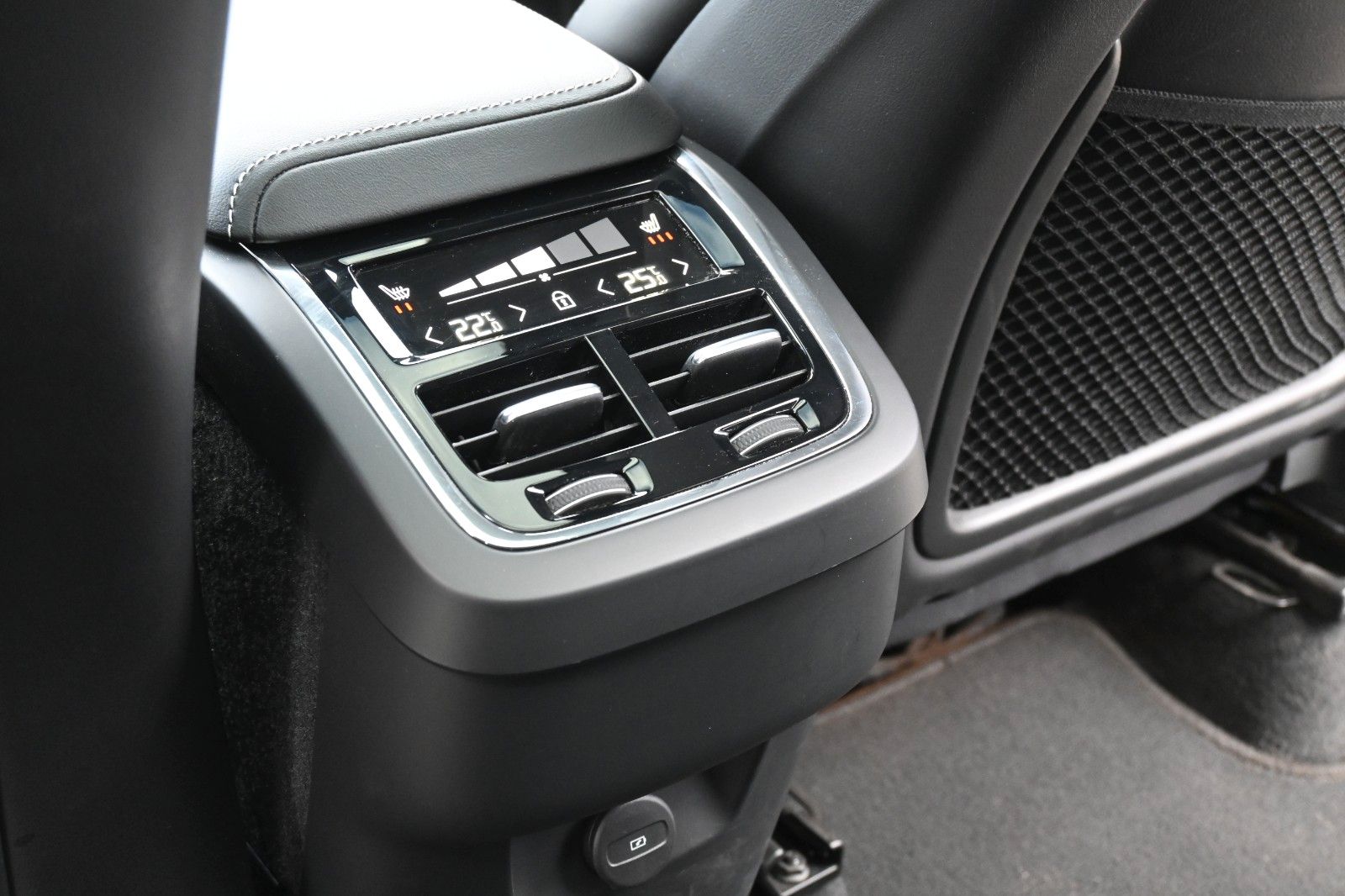 Fahrzeugabbildung Volvo XC60 B4 Ultimate Dark AWD*LUFT*360°*SDTHZG*LED
