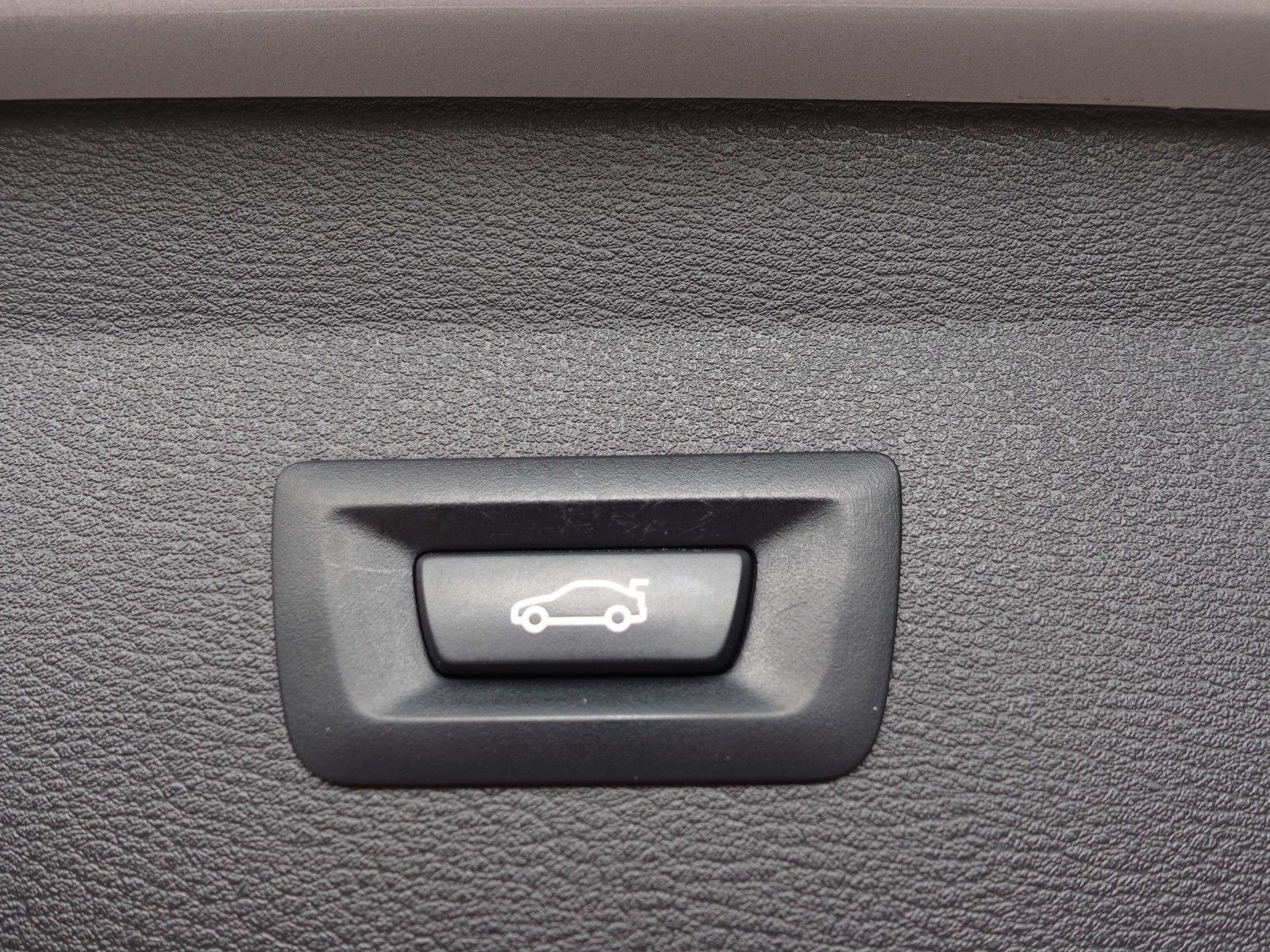 Fahrzeugabbildung BMW X1 xDrive20i A Sport Line I.Hd/AHK/LED/HeadUp/18