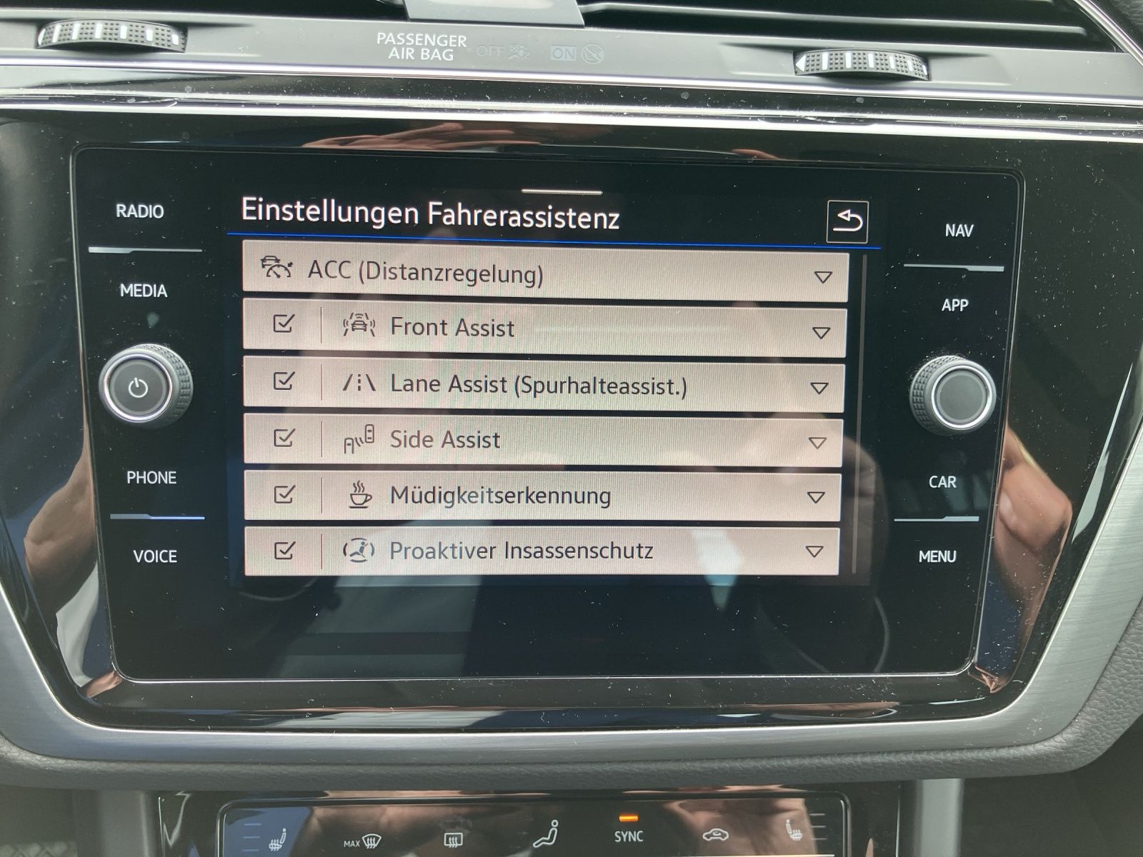 Fahrzeugabbildung Volkswagen Touran TSI Comfortline DSG LED Navi ACC PDC SH