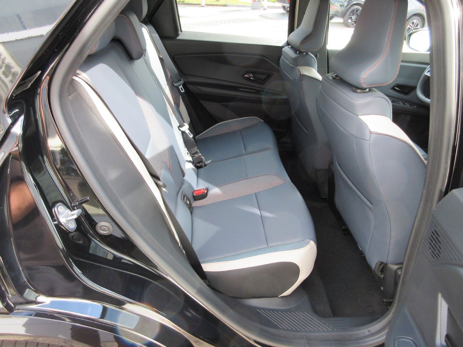 Fahrzeugabbildung Nissan Micra Evolve 52kWh 150PS AT Automatik