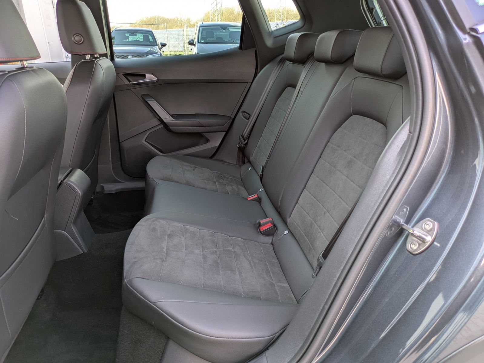 Fahrzeugabbildung SEAT Arona 1.0 TSI FR DSG AHK*ACC*LED*APP*DAB*KAMERA
