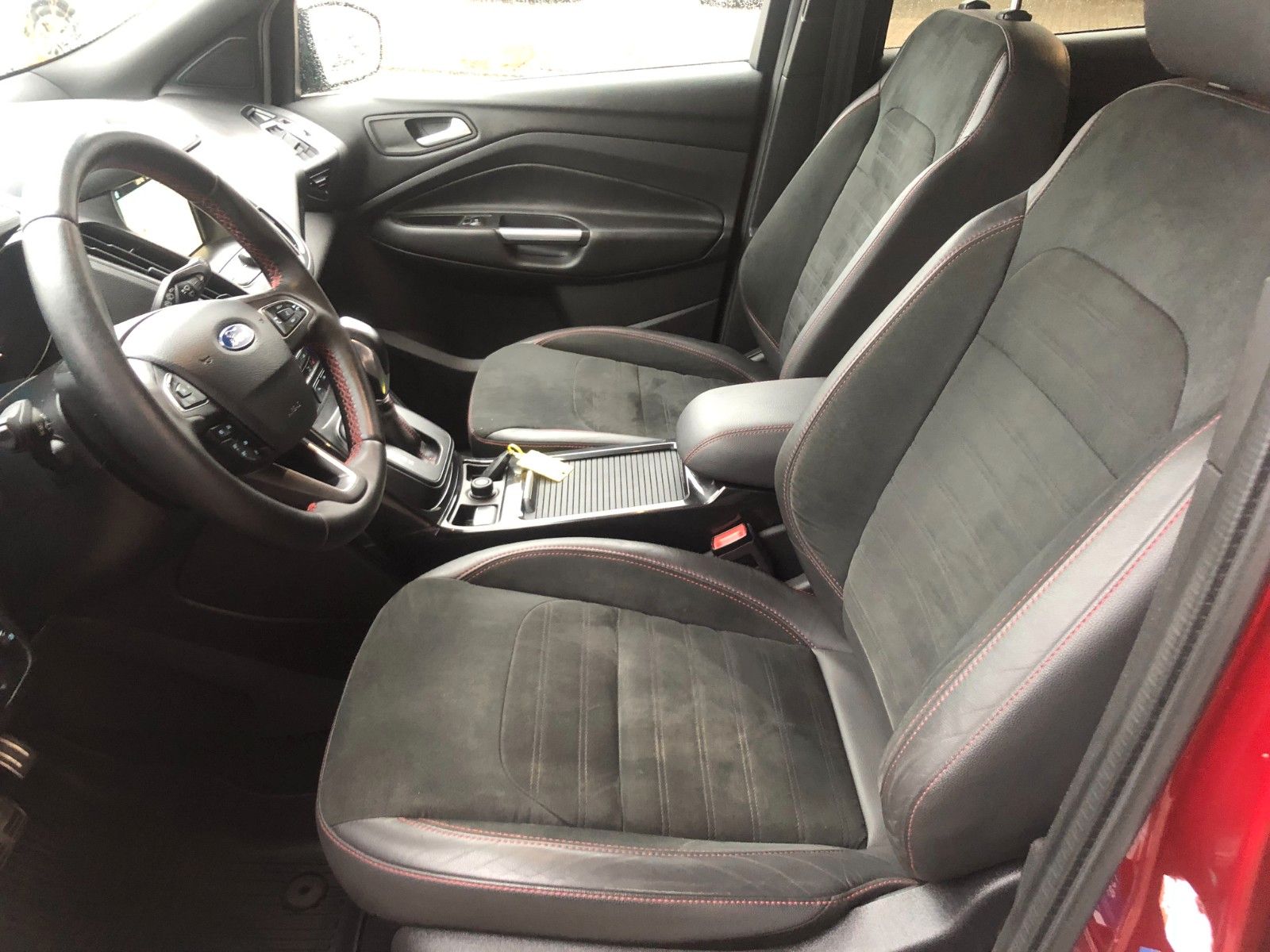 Fahrzeugabbildung Ford Kuga ST-Line 1.6 Automatik / Schiebedach