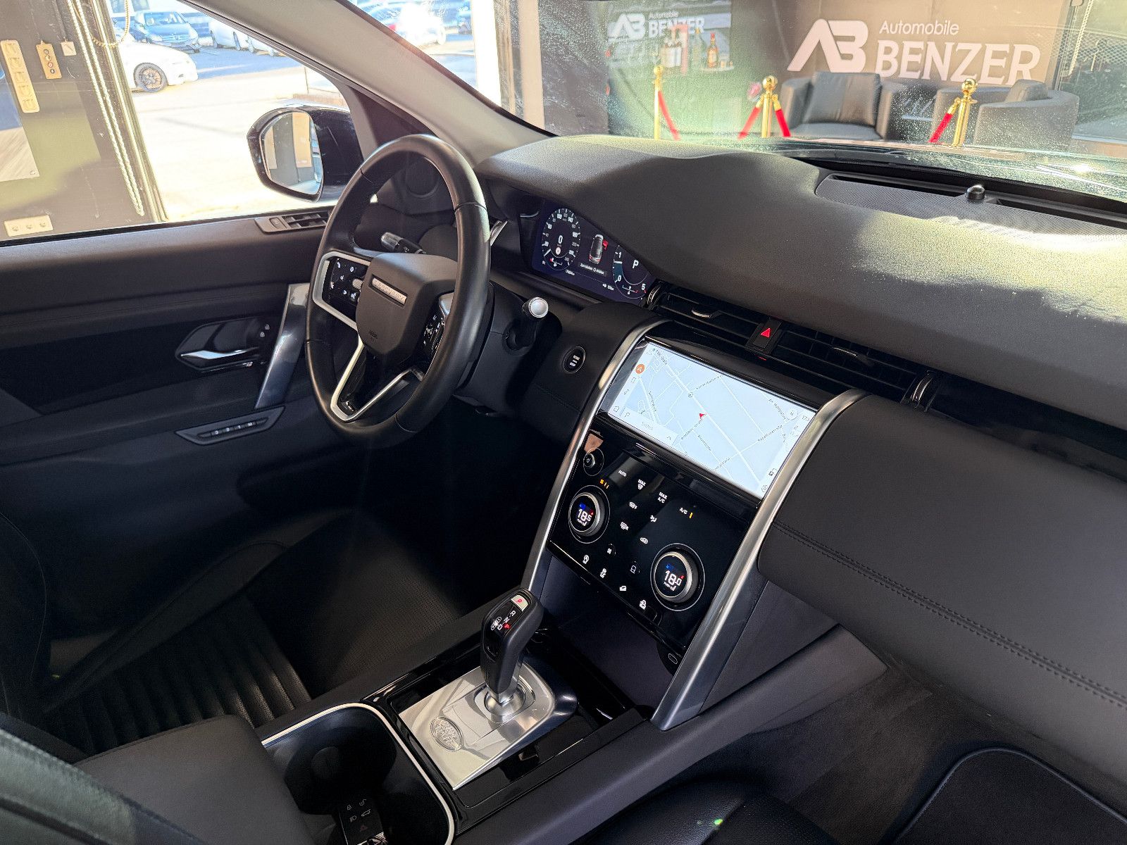 Fahrzeugabbildung Land Rover Discovery Sport SE AWD/PANO/KAMERA/LEDER/LED