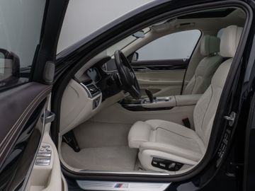 Fahrzeugabbildung BMW 750i xD M Sport 360°Laser Glasdach HUD DAB H/K