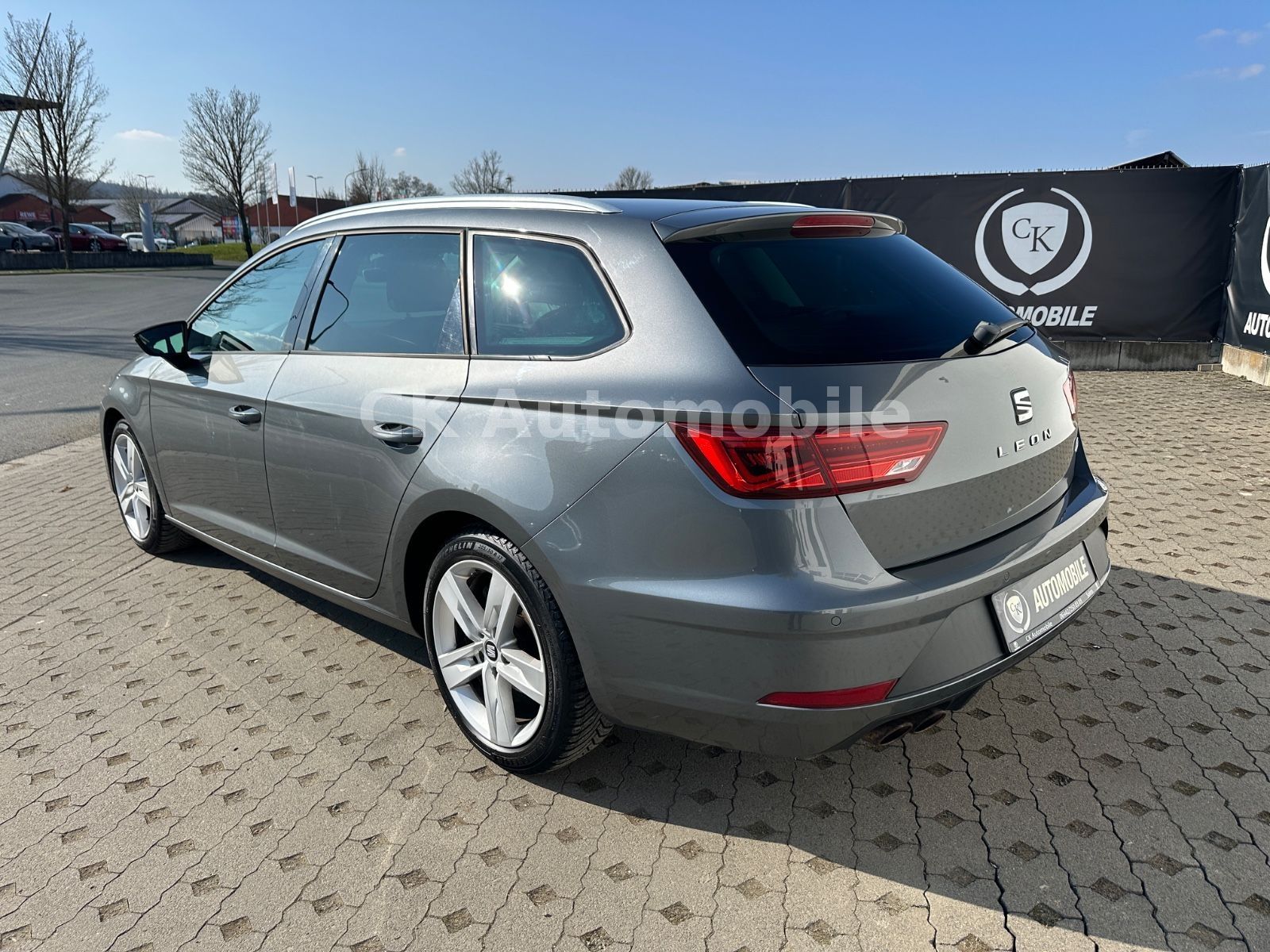 Fahrzeugabbildung SEAT Leon ST 1.5 TSI FR/Navi/Klima/LED/Tempomat/PDC