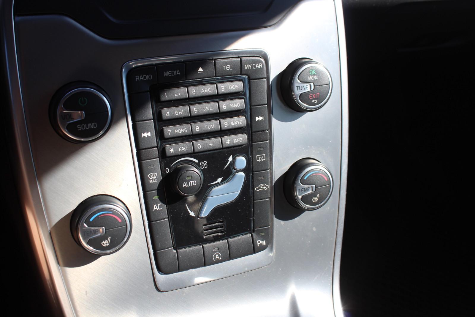 Volvo V70 2013 — photo 18