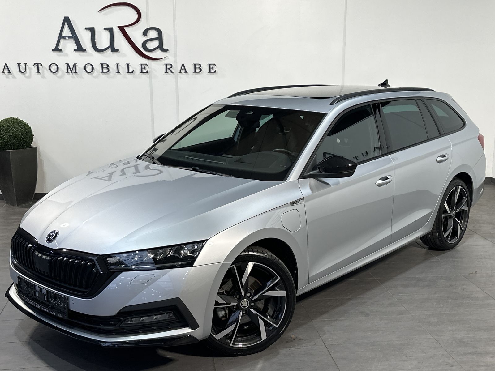 Fahrzeugabbildung SKODA Octavia Combi iV DSG Sportline NAV+LED+PANO+VC