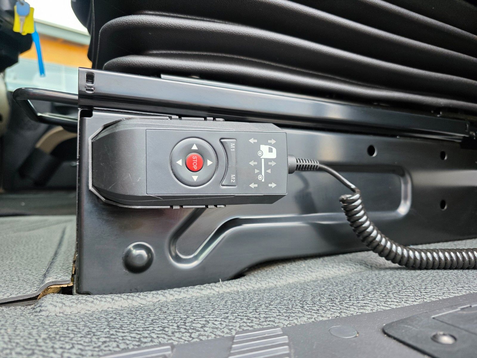 Fahrzeugabbildung Mercedes-Benz Actros 1843 LL BDF Fahrschule S&G 6 Sitze AHK