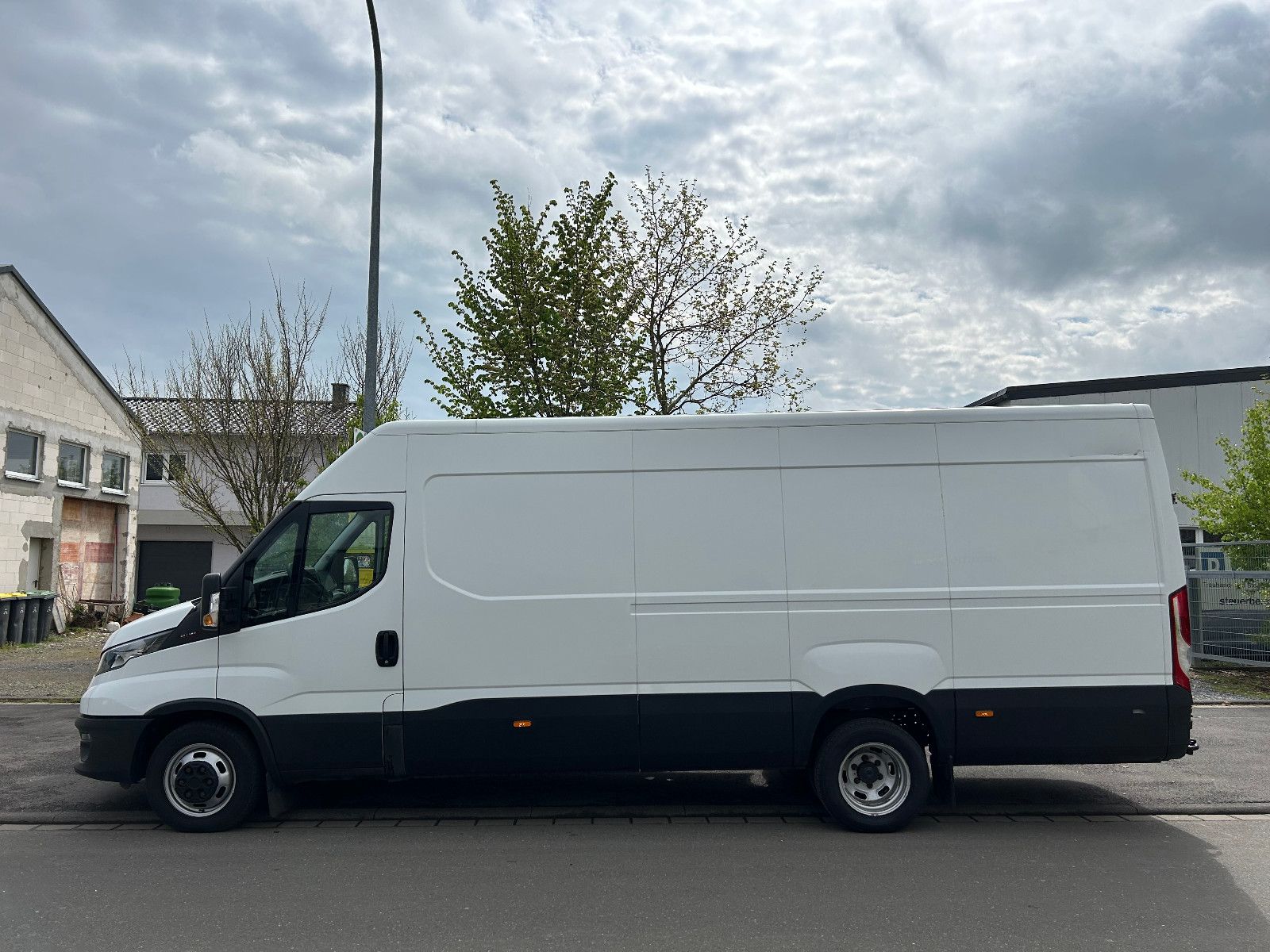 Fahrzeugabbildung Iveco Daily Kasten HKa 35 C ... V Radstand 4100