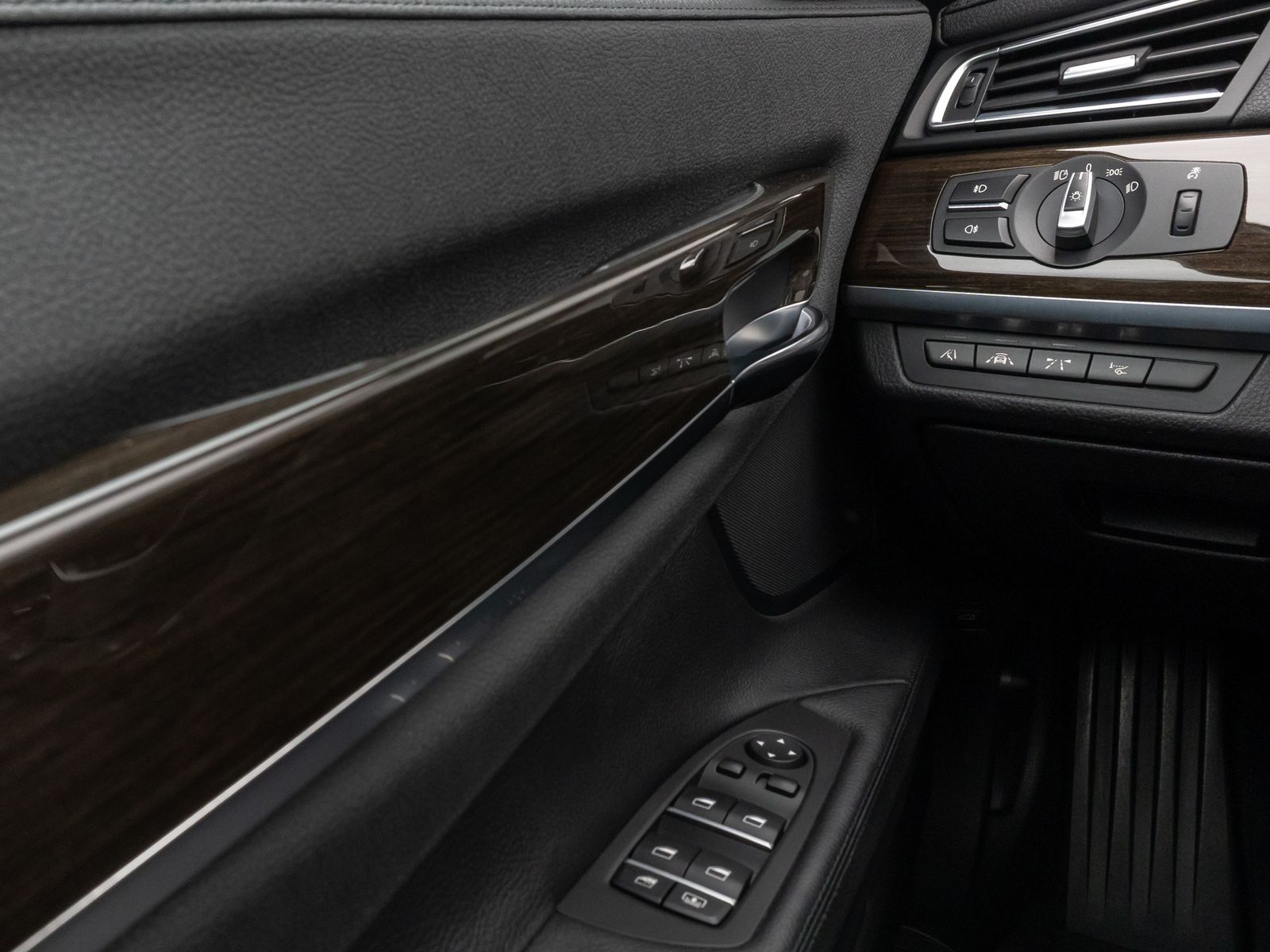 Fahrzeugabbildung BMW 740d xD Glasdach Kamera HUD HiFi Lenkrhzg SoftCl