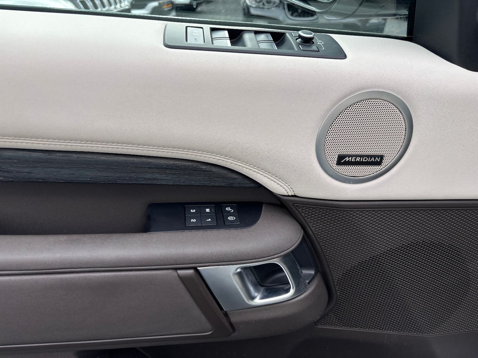 Fahrzeugabbildung Land Rover Discovery 5 HSE SDV6/7-SITZE/PANORAMA/EXCLUSIVE