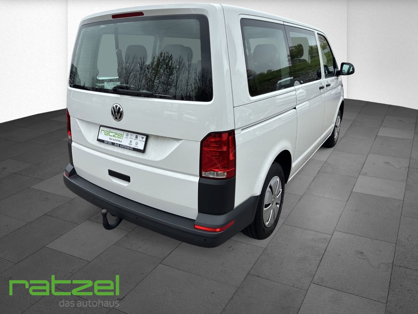 Fahrzeugabbildung Volkswagen T6.1 Kombi 2.0 TDI 9-Sitzer KR AHK Navi DAB Appl