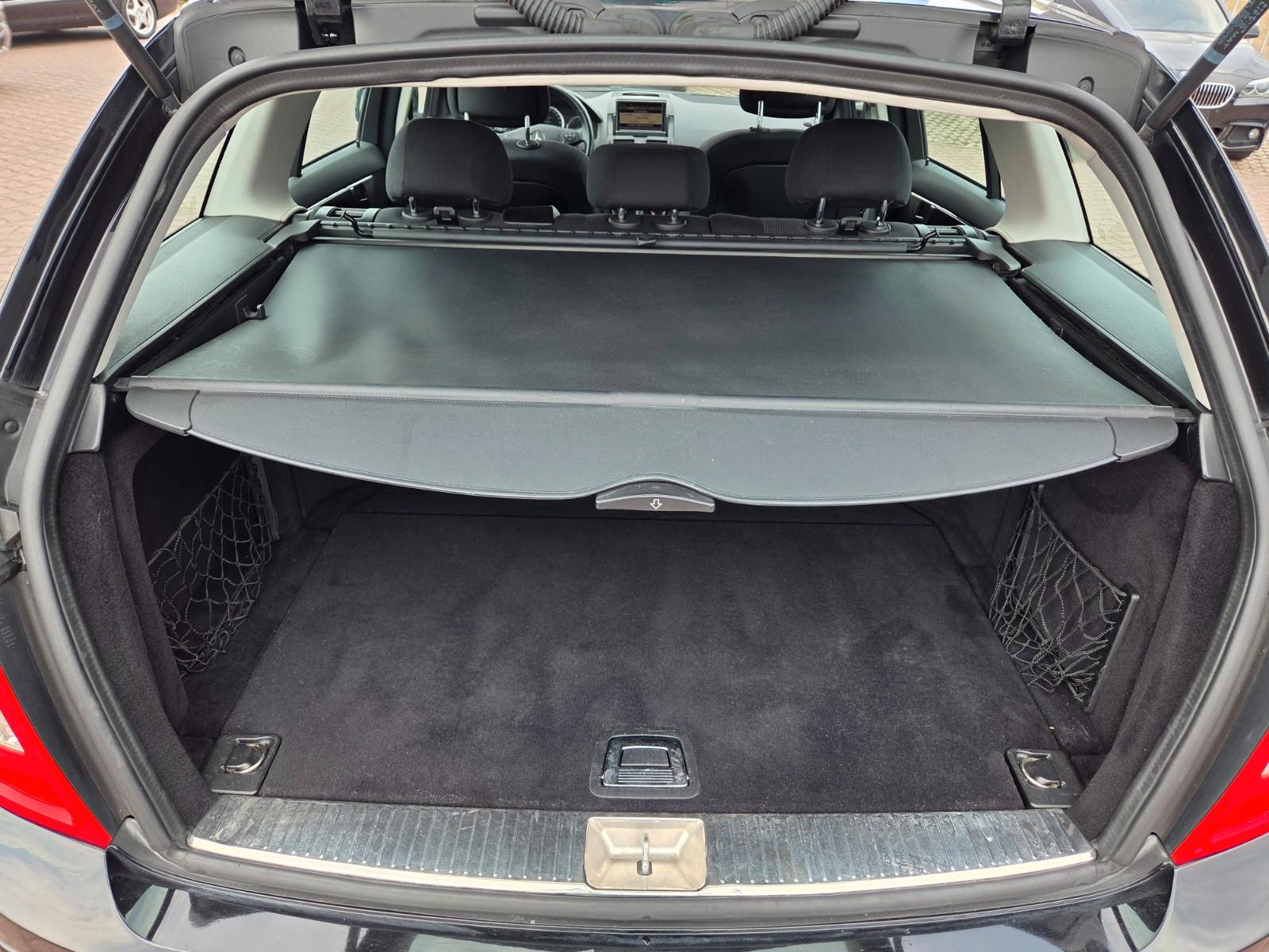 Mercedes-Benz C200 2010 — photo 28