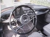 Mercedes-Benz Oldtimer 230 - graue Mercedes-Benz 230