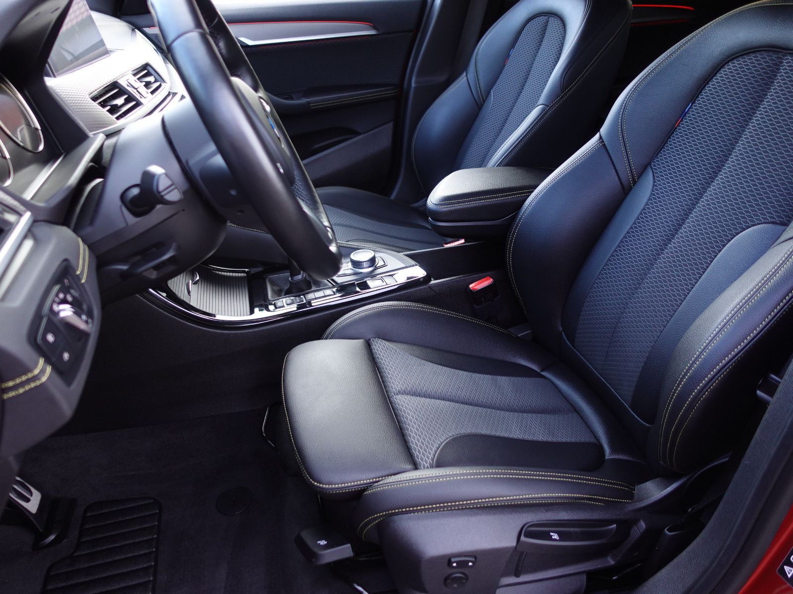 Fahrzeugabbildung BMW X2 xDrive20i Aut. M Sport Shadow HiFi AHK Cam