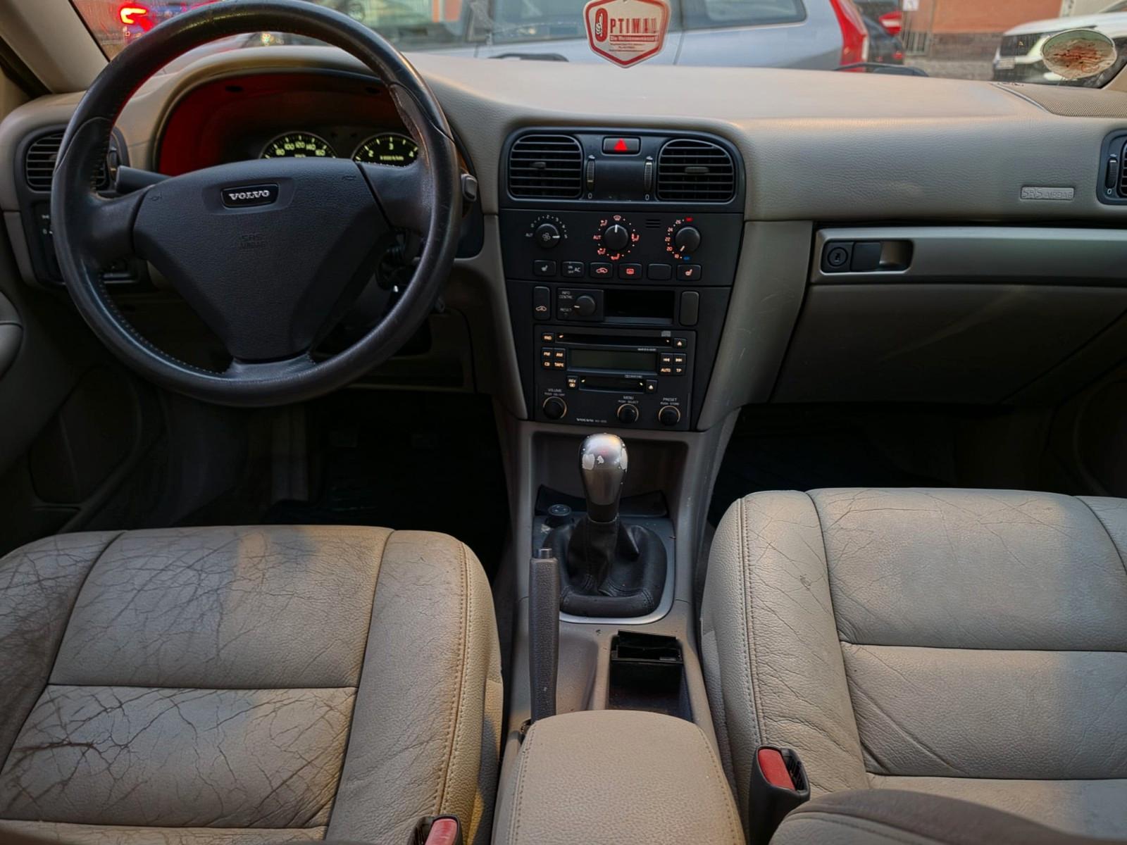 Volvo V40 2004 — interior
