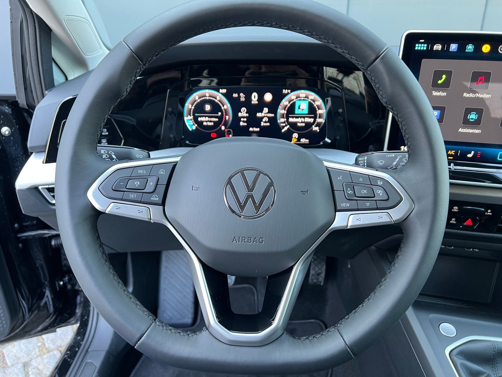 Fahrzeugabbildung Volkswagen Golf VIII Life 1.5 TSI *ACC, Light Assist, Sitzh