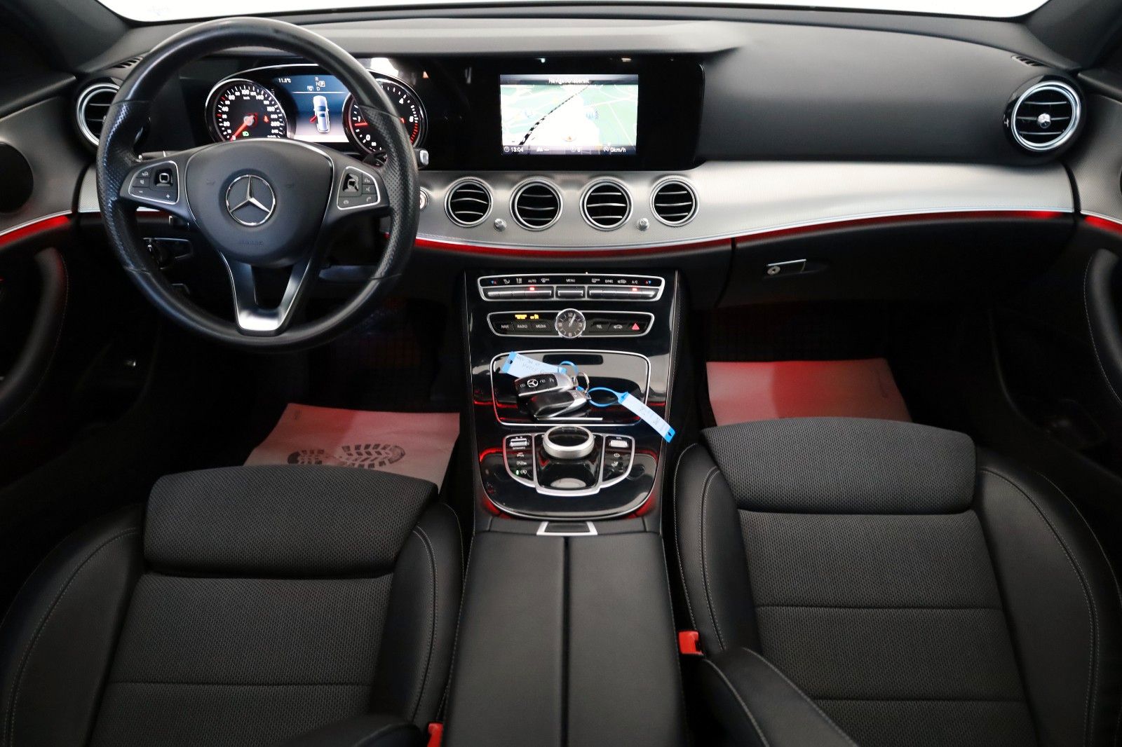 Fahrzeugabbildung Mercedes-Benz E 220d T T.Leder,Navi,LED,SD,Kamera,SH,PDC,SR+WR