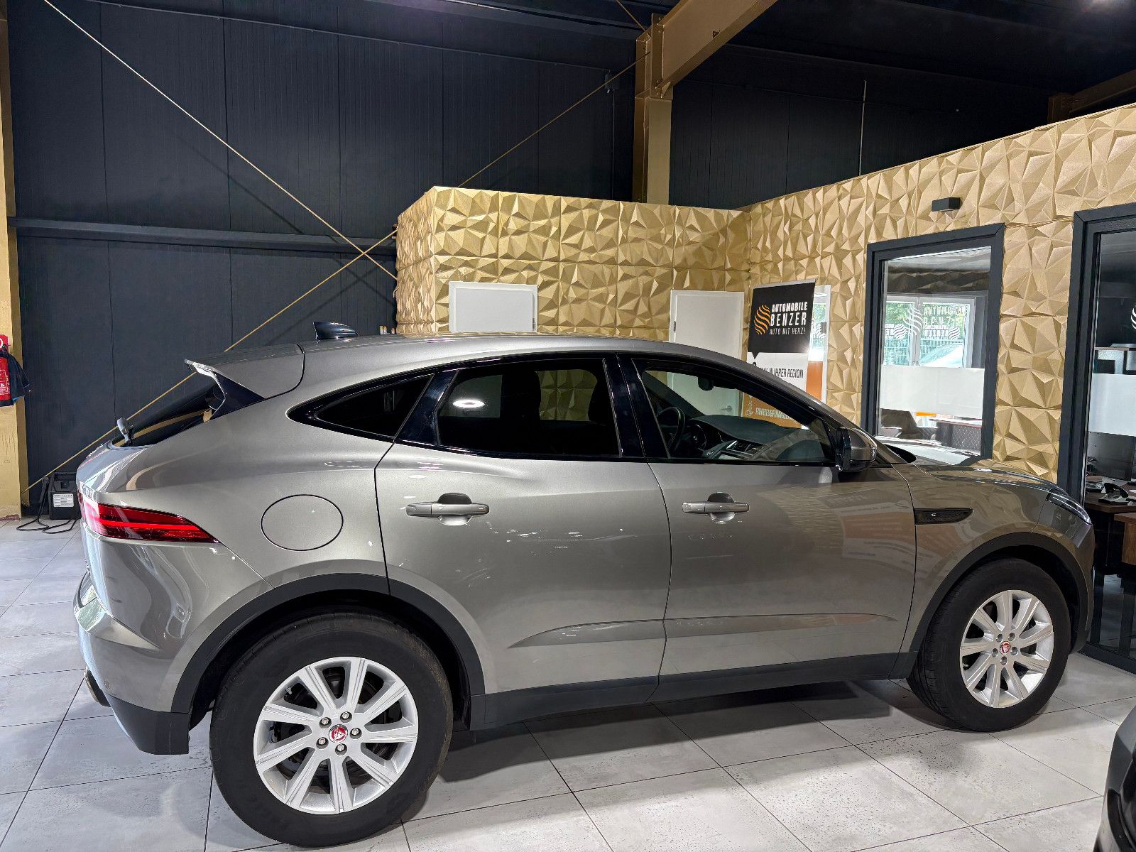 Fahrzeugabbildung Jaguar E-PACE S/NAVI/KAMERA/APPLE/ACC/SHZ/KLIMA/TOTWINK