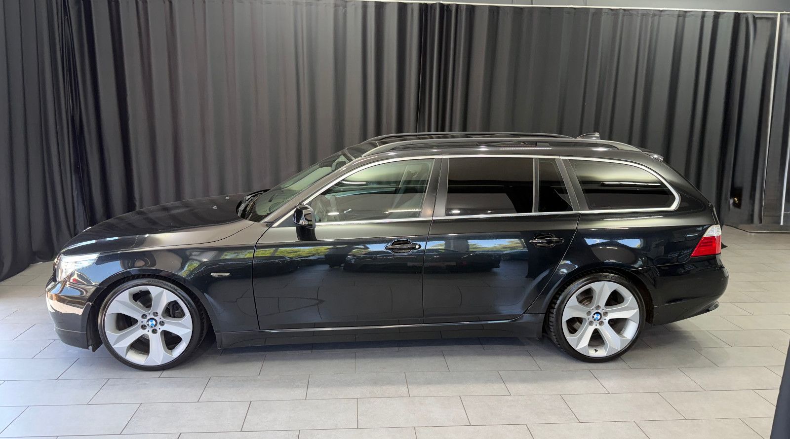 Fahrzeugabbildung BMW 523I Touring |PDC|PANO|NAVI|LEDER