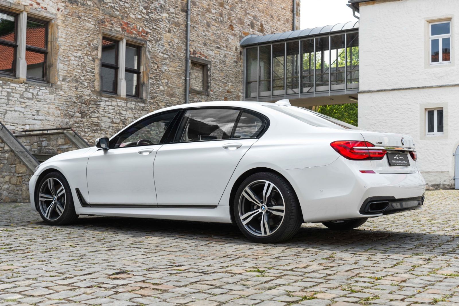 Fahrzeugabbildung BMW 750Li xDrive M SKY LUX LOUNGE HUD H&K TV ACC 360