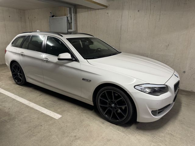 BMW 530d xDrive Touring A Luxury Line Luxury Line