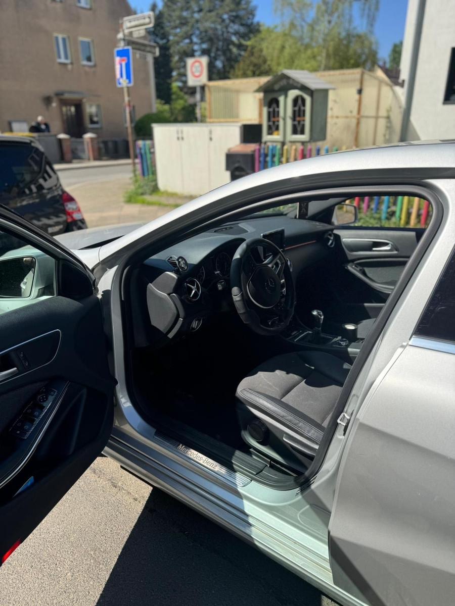 Mercedes-Benz A180 2013 — photo 12