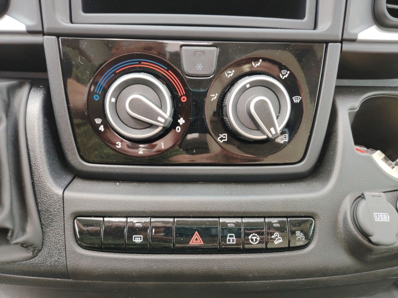 Fahrzeugabbildung LMC Innovan 603 Edition 70 Jahre Markise