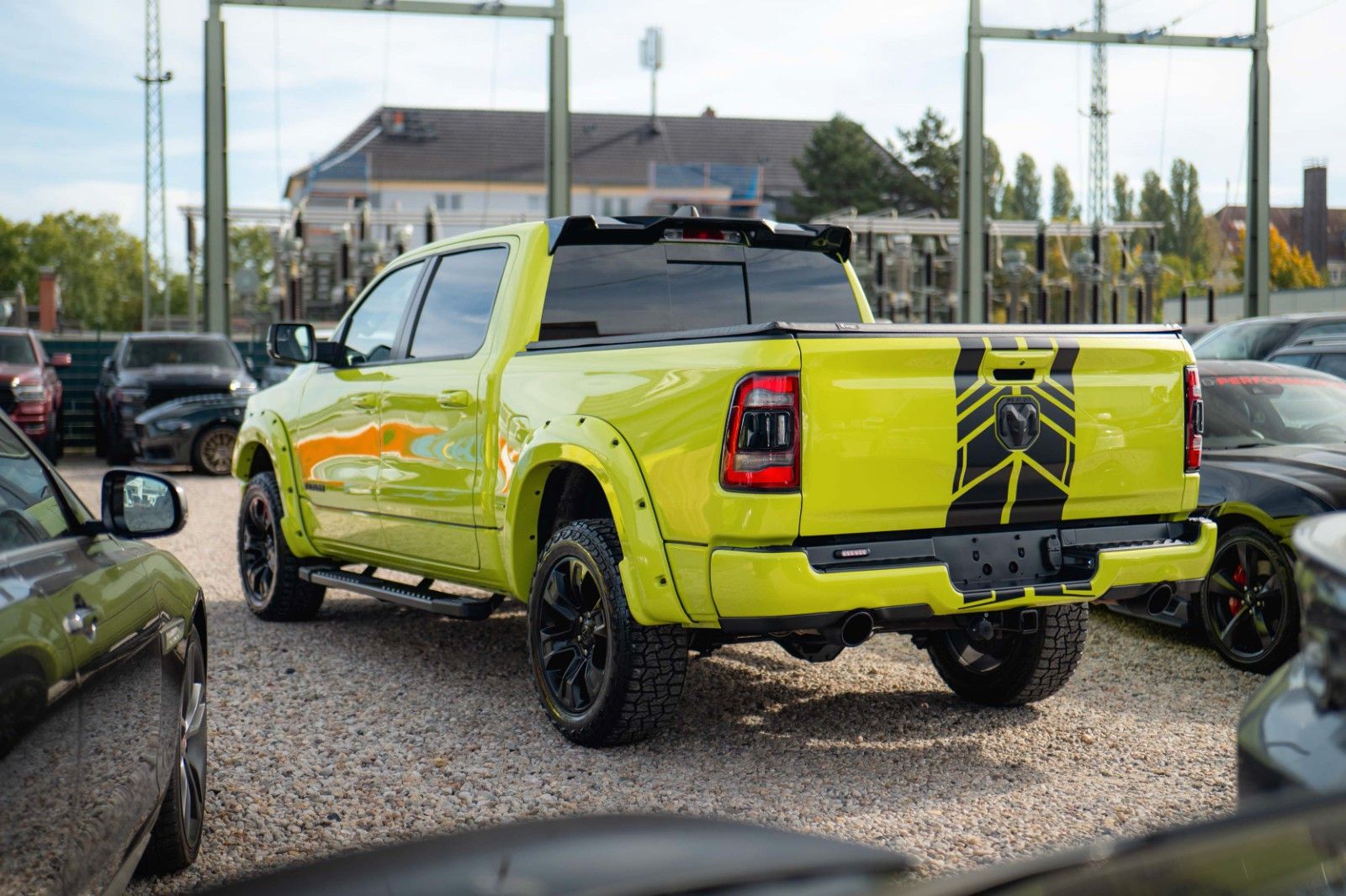 Fahrzeugabbildung Dodge RAM 5.7 V8 4x4 OFFROAD ACID YELLOW Edition LED