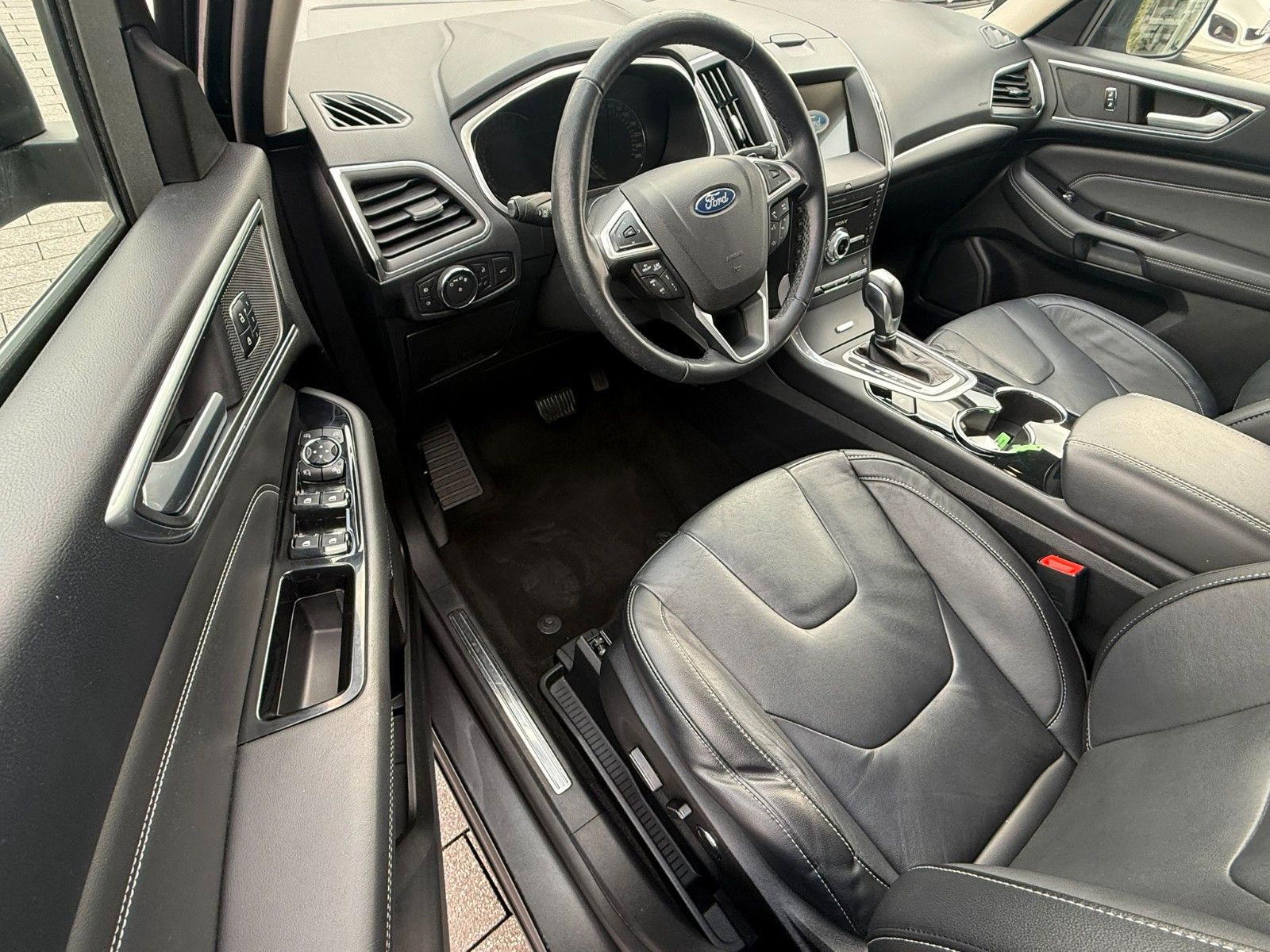 Fahrzeugabbildung Ford S-MAX Titanium 7 Sitzplätze
