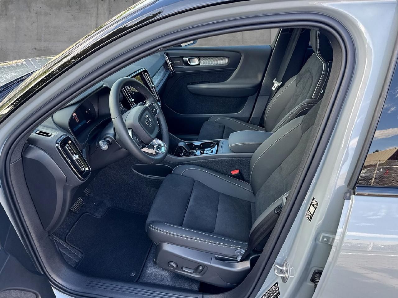 Fahrzeugabbildung Volvo XC40 B3 Benzin Ultra Black Edition