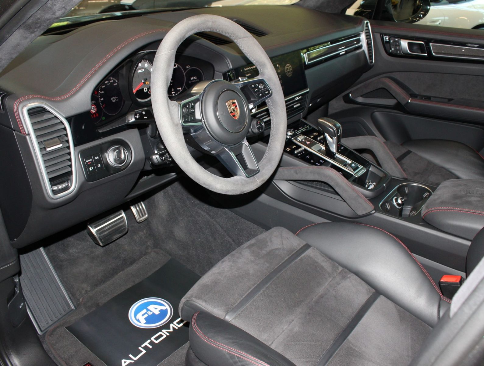 Fahrzeugabbildung Porsche Cayenne GTS Sport Chrono+Sport Design+HUD+ACC