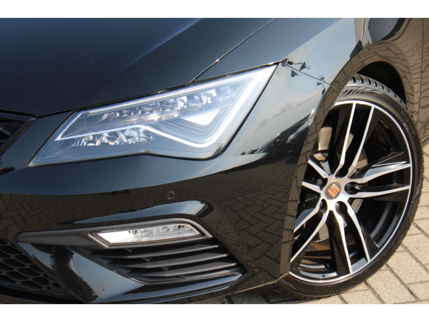 SEAT Leon Cupra 300 4Drive 2.0 TSI ST DSG ACC Navi RF - Image 29