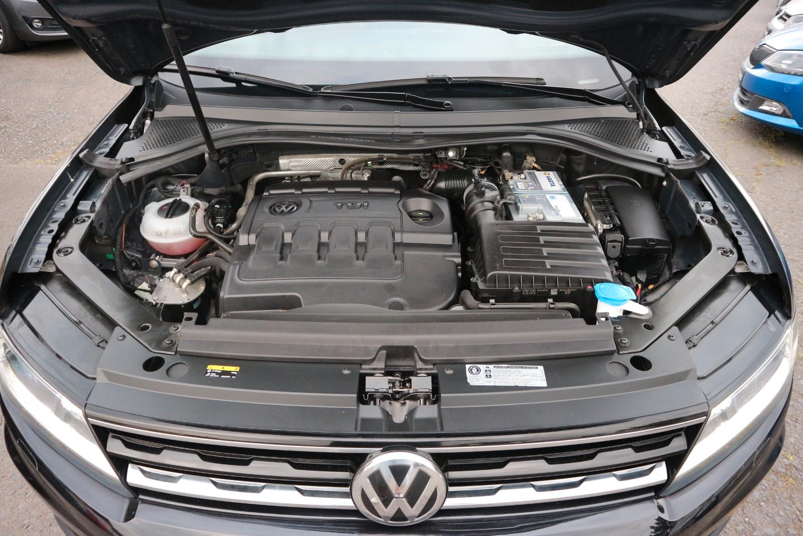 Volkswagen Tiguan 4Motion DSG Navi ACC PDC AHK CarPlay Spur