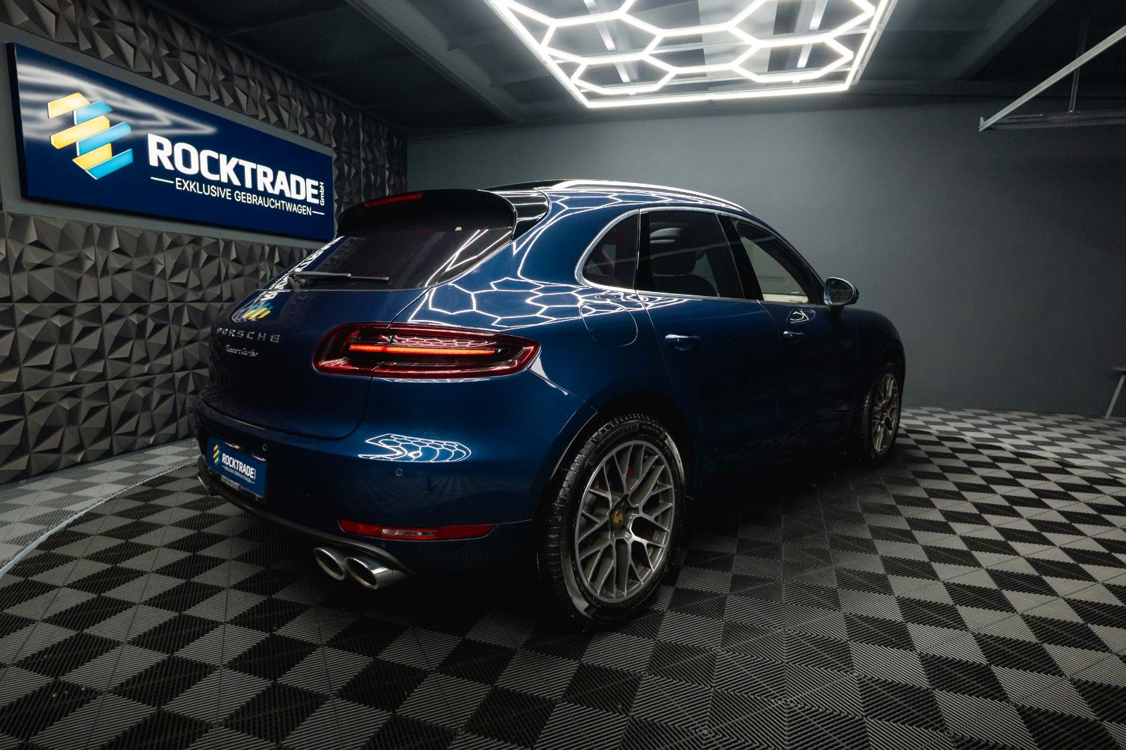 Fahrzeugabbildung Porsche Macan Turbo Sport-Design Chrono+ *Pano*DAB*LED*