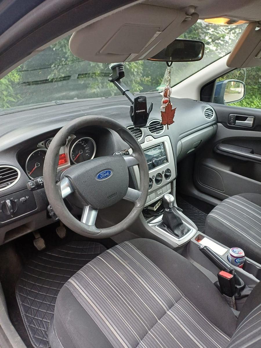 Ford Focus 2010 — interior