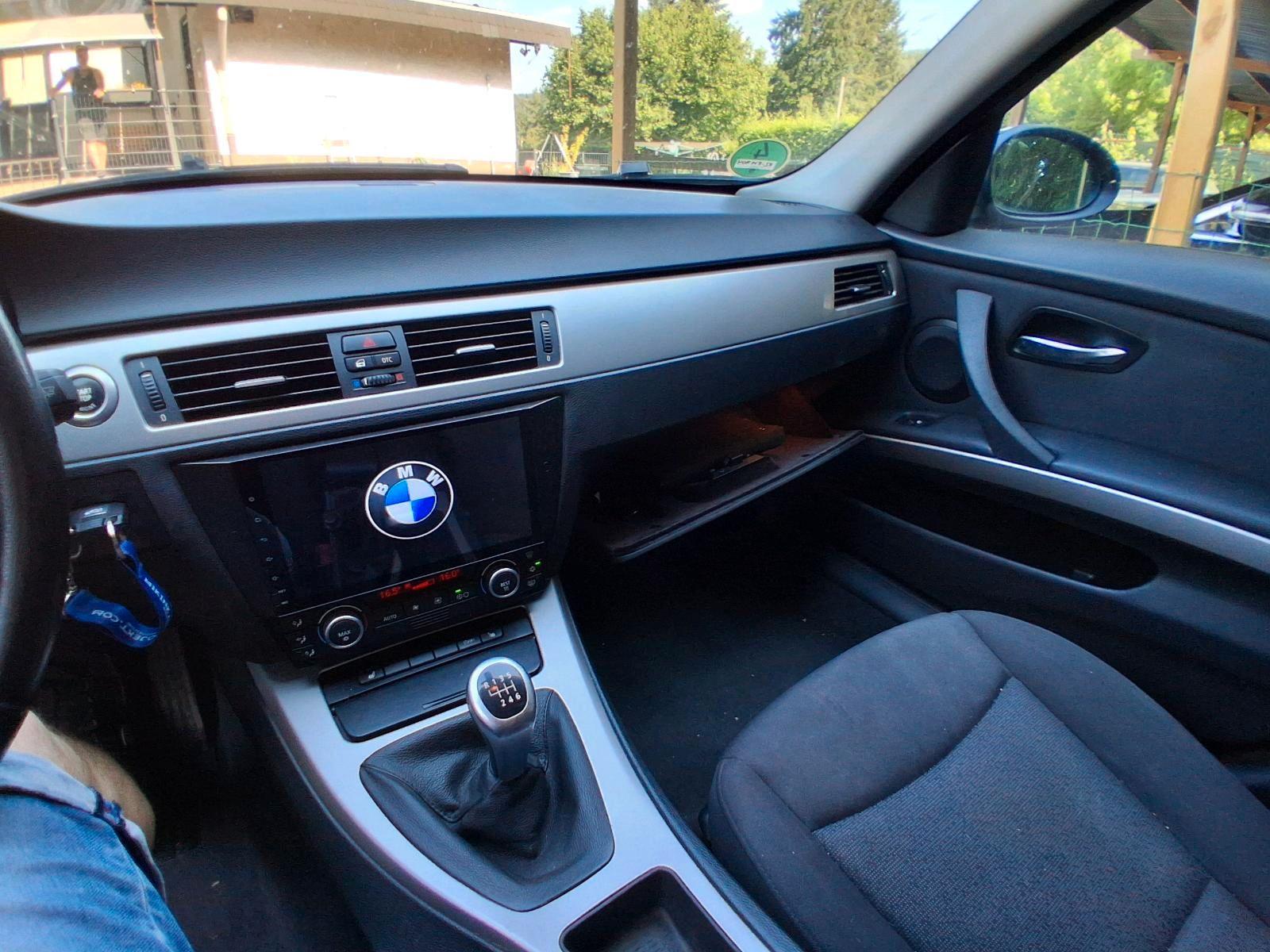 BMW 318 2008 — interior