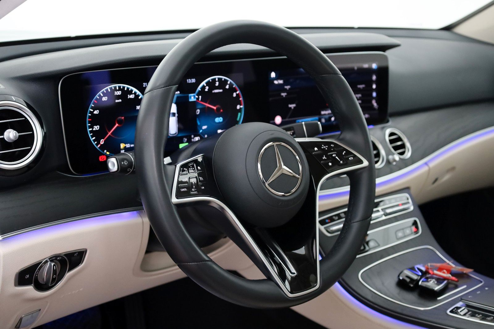 Fahrzeugabbildung Mercedes-Benz E 300de 4M T Avantgarde Leder,Navi,LED,PanoDach