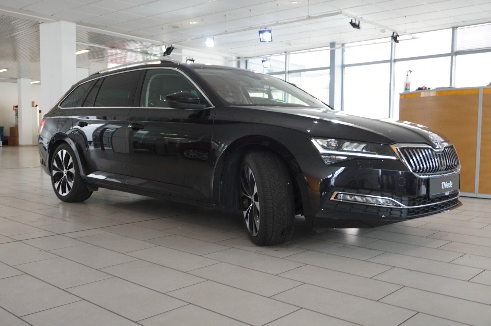 Fahrzeugabbildung SKODA Superb Combi 2.0D PREMIUM 4X4 NAVI/LED/360°/AHK